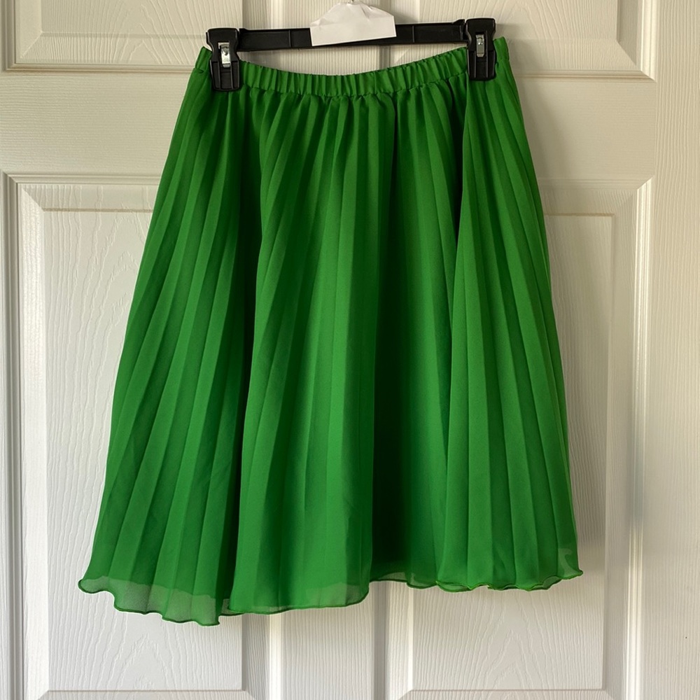 Elle green pleated skirt